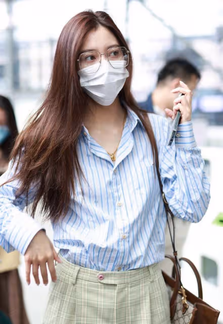 張一山前女友再現中性風!穿男款西裝褲配襯衣,領口還少系倆扣子