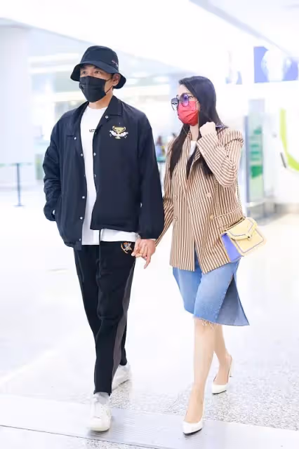 秦昊夫婦同框!伊能靜穿西裝搭短褲太時髦,大老公10歲卻像同齡人