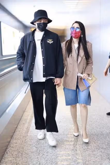 秦昊夫婦同框!伊能靜穿西裝搭短褲太時髦,大老公10歲卻像同齡人