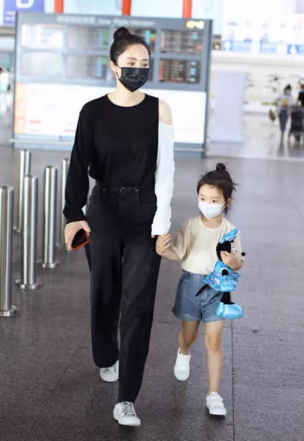 董璇女兒走秀!穿白襯衫似高雲翔翻版,佟大為三胎兒子太帥氣
