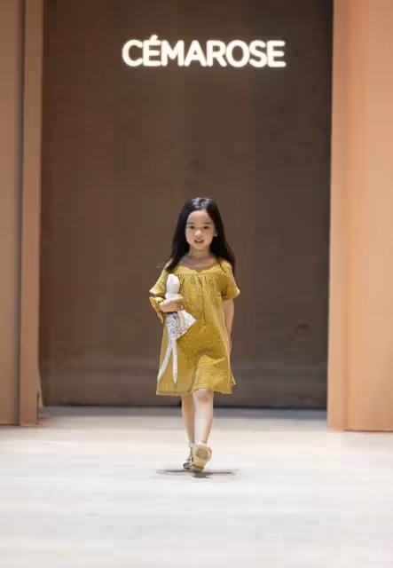 董璇女兒走秀!穿白襯衫似高雲翔翻版,佟大為三胎兒子太帥氣