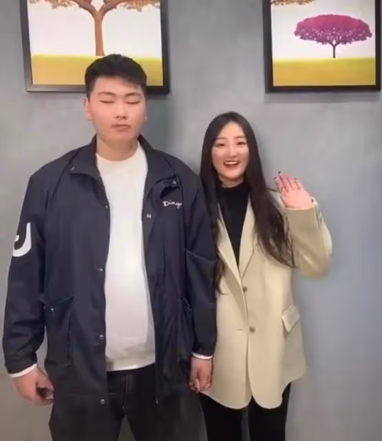 大衣哥兒媳變成熟!穿襯衫搭牛仔弔帶太時髦,踩高跟鞋太像女強人