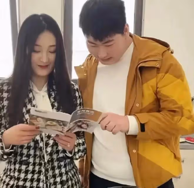大衣哥兒媳變成熟!穿襯衫搭牛仔弔帶太時髦,踩高跟鞋太像女強人