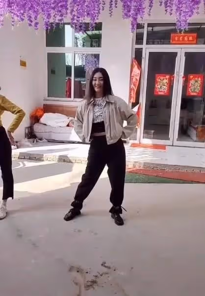 大衣哥兒媳變成熟!穿襯衫搭牛仔弔帶太時髦,踩高跟鞋太像女強人