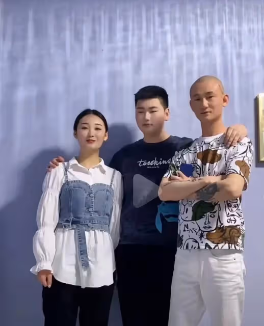 大衣哥兒媳變成熟!穿襯衫搭牛仔弔帶太時髦,踩高跟鞋太像女強人