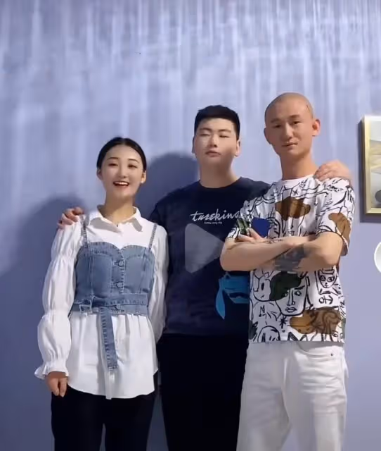 大衣哥兒媳變成熟!穿襯衫搭牛仔弔帶太時髦,踩高跟鞋太像女強人