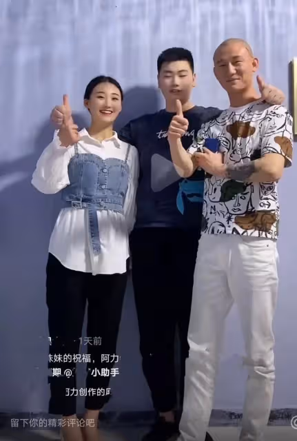 大衣哥兒媳變成熟!穿襯衫搭牛仔弔帶太時髦,踩高跟鞋太像女強人