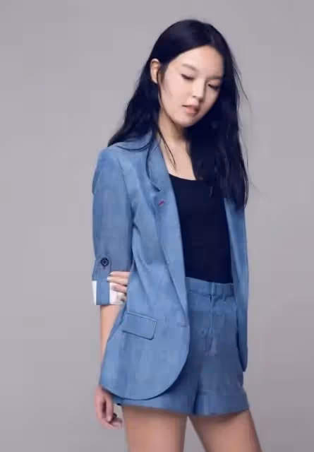 李詠女兒曬自拍！穿黑色弔帶裙瘦出排骨胸，打扮成熟壓根不像23歲