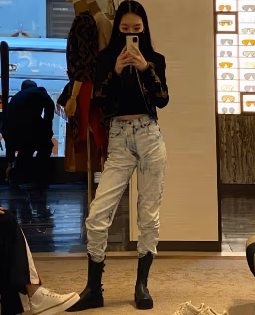 李詠女兒曬自拍！穿黑色弔帶裙瘦出排骨胸，打扮成熟壓根不像23歲