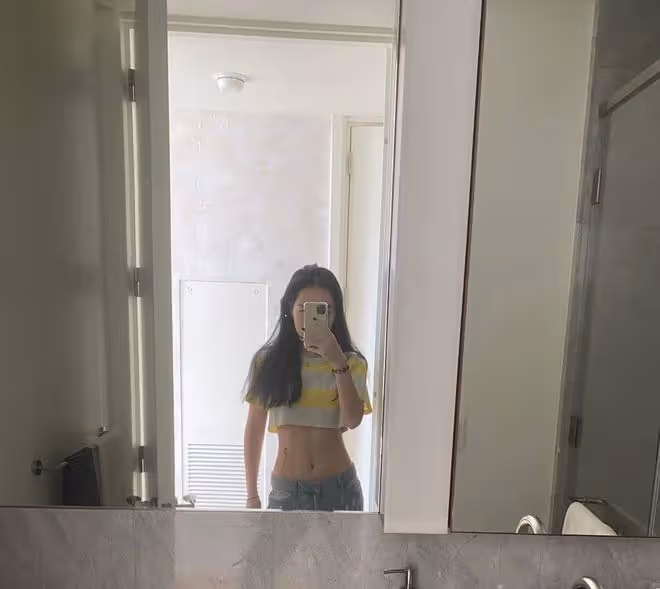 李詠女兒曬自拍！穿黑色弔帶裙瘦出排骨胸，打扮成熟壓根不像23歲