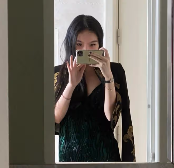 李詠女兒曬自拍！穿黑色弔帶裙瘦出排骨胸，打扮成熟壓根不像23歲