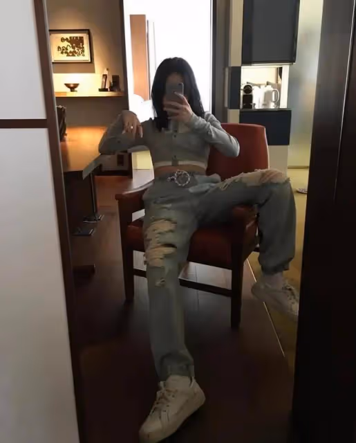 李詠女兒曬自拍！穿黑色弔帶裙瘦出排骨胸，打扮成熟壓根不像23歲