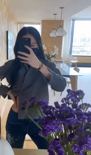 李詠女兒曬自拍！穿黑色弔帶裙瘦出排骨胸，打扮成熟壓根不像23歲