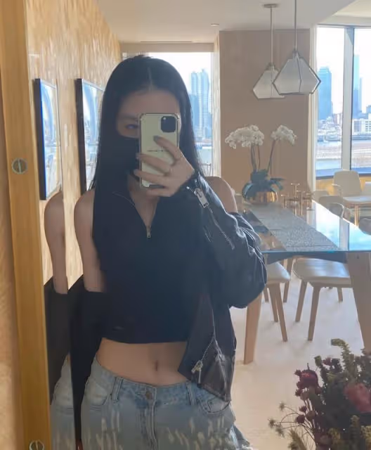 李詠女兒曬自拍!穿黑色弔帶裙瘦出排骨胸,打扮成熟壓根不像23歲
