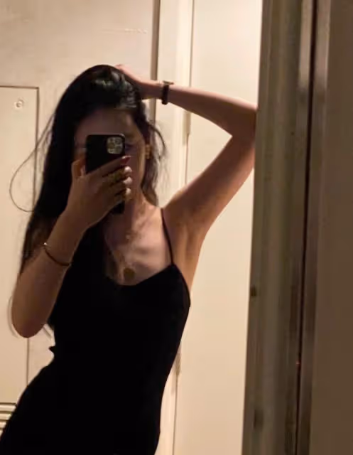 李詠女兒曬自拍!穿黑色弔帶裙瘦出排骨胸,打扮成熟壓根不像23歲