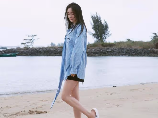 楊冪最新海邊大片，穿藍色襯衫搭超短熱褲，「筷子腿」太性感了