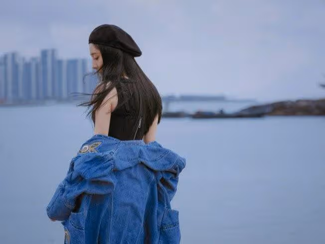 楊冪最新海邊大片,穿藍色襯衫搭超短熱褲,「筷子腿」太性感了