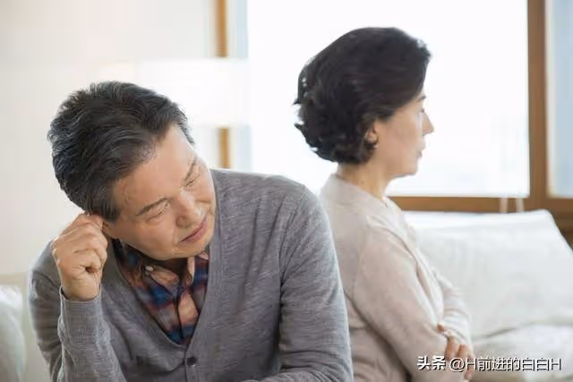 辛辛苦苦工作了大半輩子，薪水都用來培養兒子了，連件像樣的首飾也沒捨得買。兒子結婚「老伴咬牙買名貴玉鐲給我」　婚禮當天「親家問起玉鐲價錢」媳婦摔捧花走人
