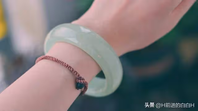 辛辛苦苦工作了大半輩子，薪水都用來培養兒子了，連件像樣的首飾也沒捨得買。兒子結婚「老伴咬牙買名貴玉鐲給我」　婚禮當天「親家問起玉鐲價錢」媳婦摔捧花走人
