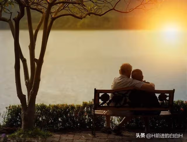 辛辛苦苦工作了大半輩子，薪水都用來培養兒子了，連件像樣的首飾也沒捨得買。兒子結婚「老伴咬牙買名貴玉鐲給我」　婚禮當天「親家問起玉鐲價錢」媳婦摔捧花走人