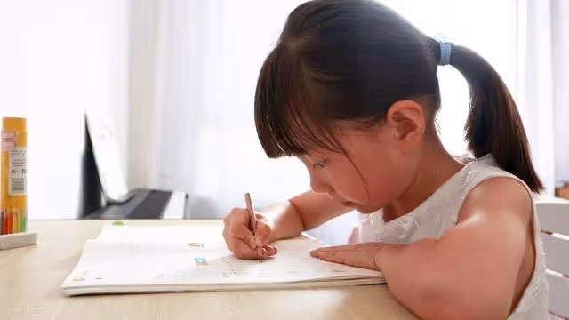 我當年未婚懷孕結婚爸媽很生氣... 老公出軌我「離婚跑回娘家住」，打地鋪睡「卻連續3晚窗戶被打開」！ 第4天我裝睡「半夜偷偷張開眼睛」一看崩潰了....