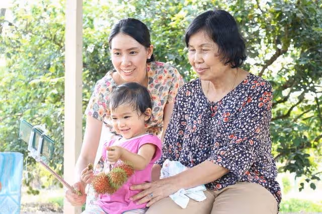 老伴走後我住兒子家幫忙帶孫，今天去接孫子突然暴雨「爺孫倆都淋濕」媳婦把我罵得狗血淋頭！ 我才想起「老婆臨終前的話」於是照她的話做了一個決定... #從此變幸福😎
