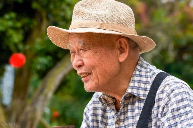 老伴走後我住兒子家幫忙帶孫，今天去接孫子突然暴雨「爺孫倆都淋濕」媳婦把我罵得狗血淋頭！ 我才想起「老婆臨終前的話」於是照她的話做了一個決定... #從此變幸福😎