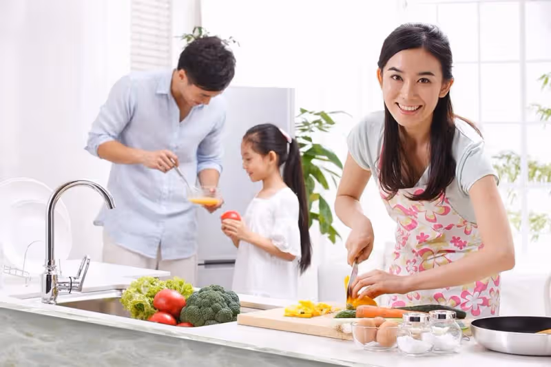 兒子告訴我有個阿姨躺在爸爸身上！我氣得轉動鑰匙把門一打開，眼前畫面讓我說不出話！！