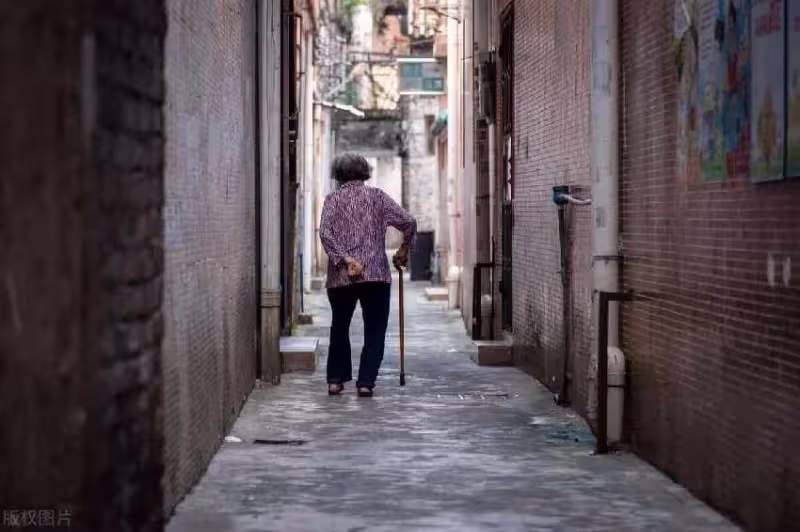 老公家有3兄弟，其他人不願贍養！婆婆只能住在「我家車庫10年」她90歲去世後「我接到律師電話」才明白：她早就看清了