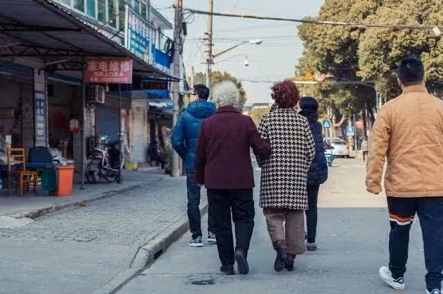 老公家有3兄弟，其他人不願贍養！婆婆只能住在「我家車庫10年」她90歲去世後「我接到律師電話」才明白：她早就看清了