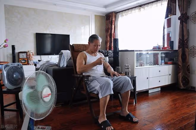 看了同事喪偶後的生活,我和老伴決定:晚年只剩一個人時就這樣過