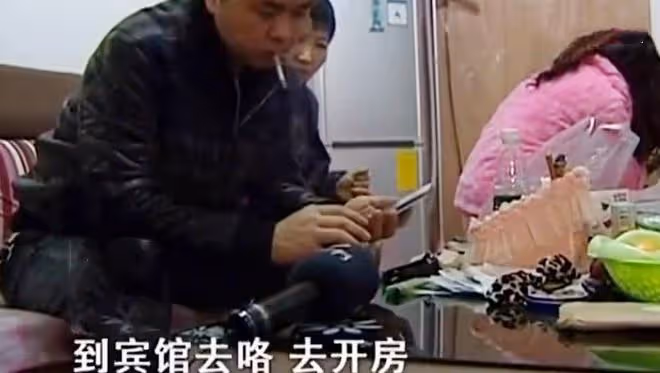 中年大媽嫌棄丈夫沒本事,出軌小鮮肉,揚言離婚要分給她一半家產