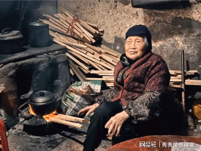 父親生病沒米下鍋,母親找大舅借錢沒借到,晚上鄰居突然來了