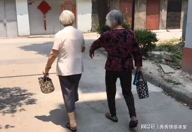 父親生病沒米下鍋,母親找大舅借錢沒借到,晚上鄰居突然來了