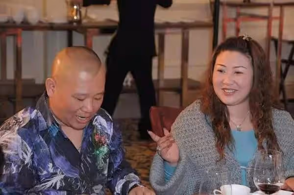 郭德綱老婆真高調!穿棉服身材臃腫,戴2萬圍巾手上鴿子蛋太晃眼