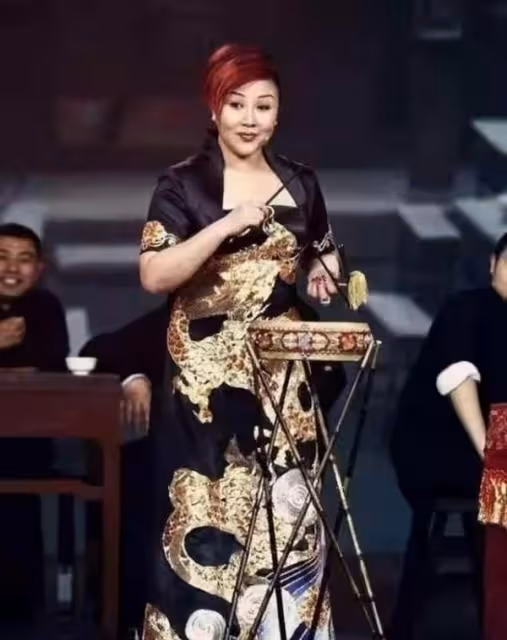 郭德綱老婆真高調!穿棉服身材臃腫,戴2萬圍巾手上鴿子蛋太晃眼