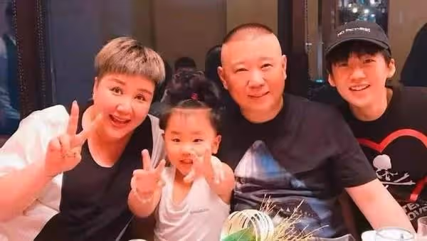 郭德綱老婆真高調!穿棉服身材臃腫,戴2萬圍巾手上鴿子蛋太晃眼