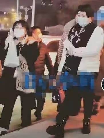 郭德綱老婆真高調！穿棉服身材臃腫，戴2萬圍巾手上鴿子蛋太晃眼