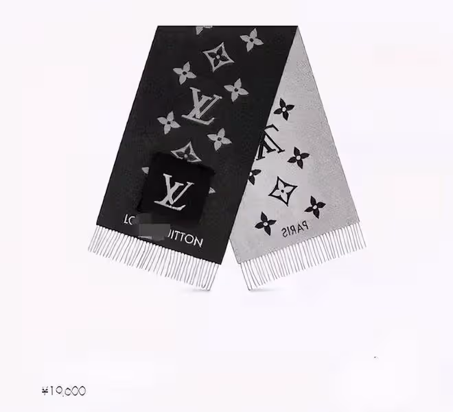 郭德綱老婆真高調！穿棉服身材臃腫，戴2萬圍巾手上鴿子蛋太晃眼