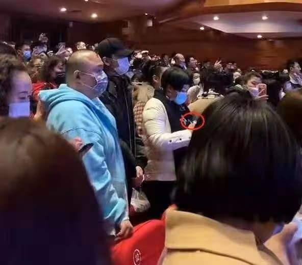 郭德綱老婆真高調！穿棉服身材臃腫，戴2萬圍巾手上鴿子蛋太晃眼