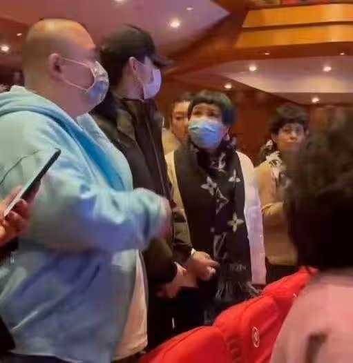 郭德綱老婆真高調！穿棉服身材臃腫，戴2萬圍巾手上鴿子蛋太晃眼