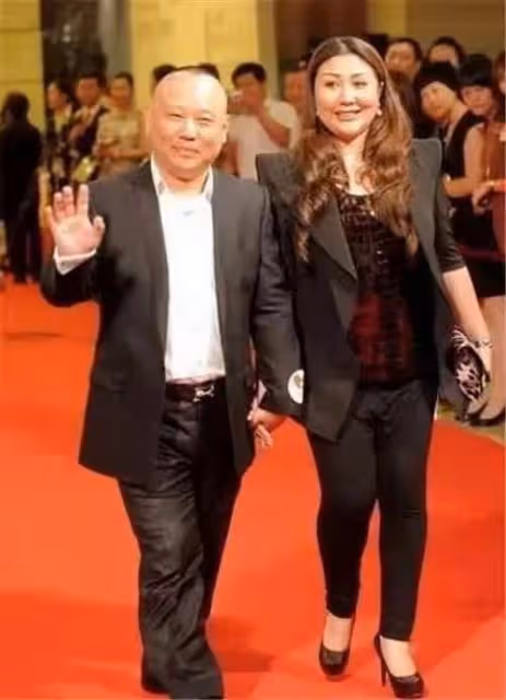 郭德綱老婆真高調！穿棉服身材臃腫，戴2萬圍巾手上鴿子蛋太晃眼