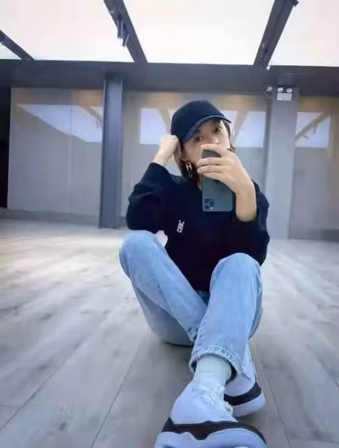 鄧超夫婦合體現身!孫儷穿撞色V領裙走紅毯,雙手插兜比老公還帥
