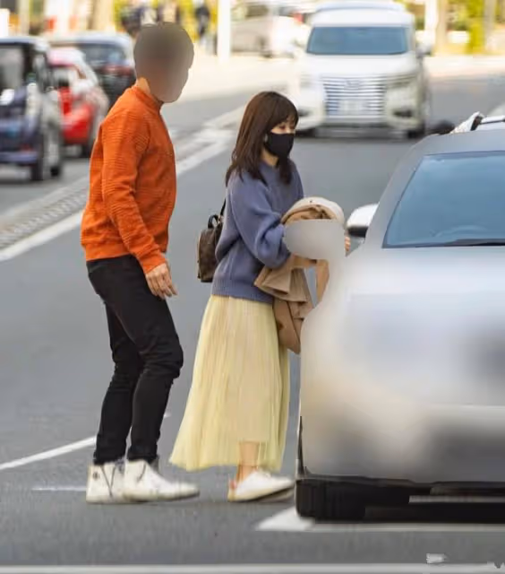 福原愛男友人太時髦！毛衣配牛仔人高馬大，女方小鳥依人一臉甜笑