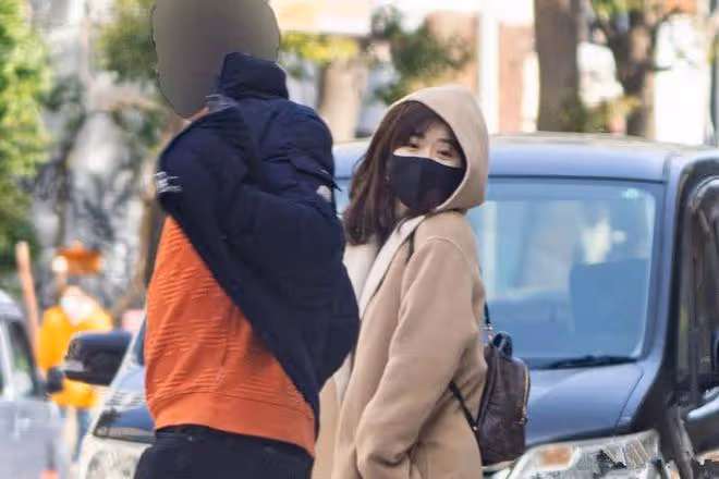 福原愛男友人太時髦！毛衣配牛仔人高馬大，女方小鳥依人一臉甜笑