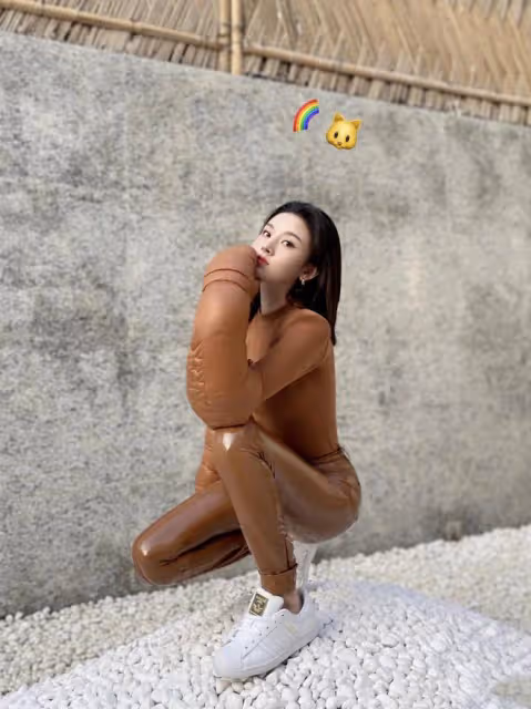 宋祖兒穿乳膠衣褲腿塞不滿,卡戴珊穿同款,要倆人幫忙才能塞進去