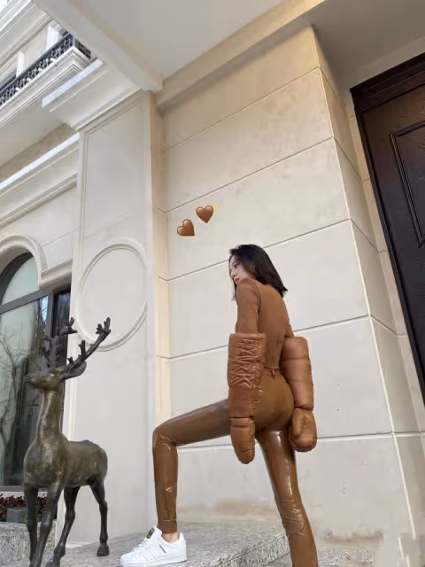 宋祖兒穿乳膠衣褲腿塞不滿,卡戴珊穿同款,要倆人幫忙才能塞進去