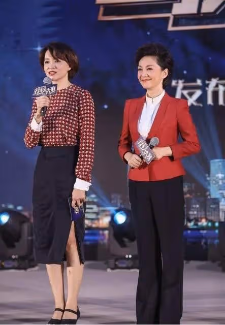 用基礎款打造高級感!董卿針織衫搭牛仔褲,疊腿坐雙腿修長氣場強