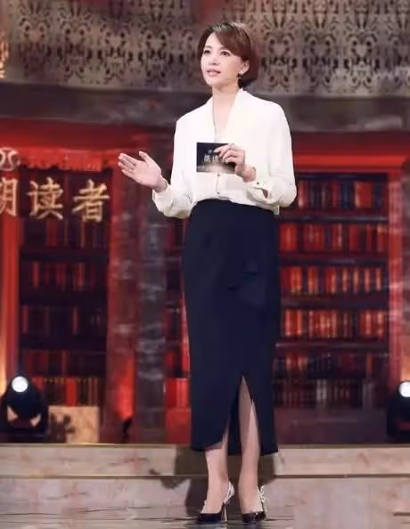 用基礎款打造高級感!董卿針織衫搭牛仔褲,疊腿坐雙腿修長氣場強