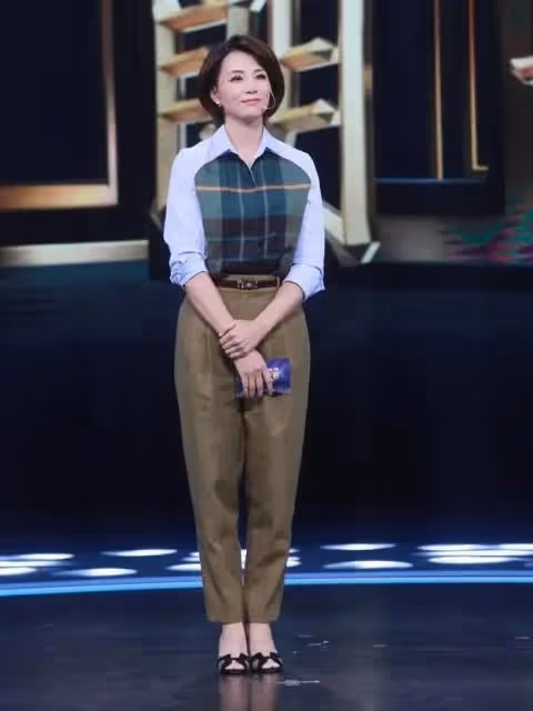 用基礎款打造高級感!董卿針織衫搭牛仔褲,疊腿坐雙腿修長氣場強
